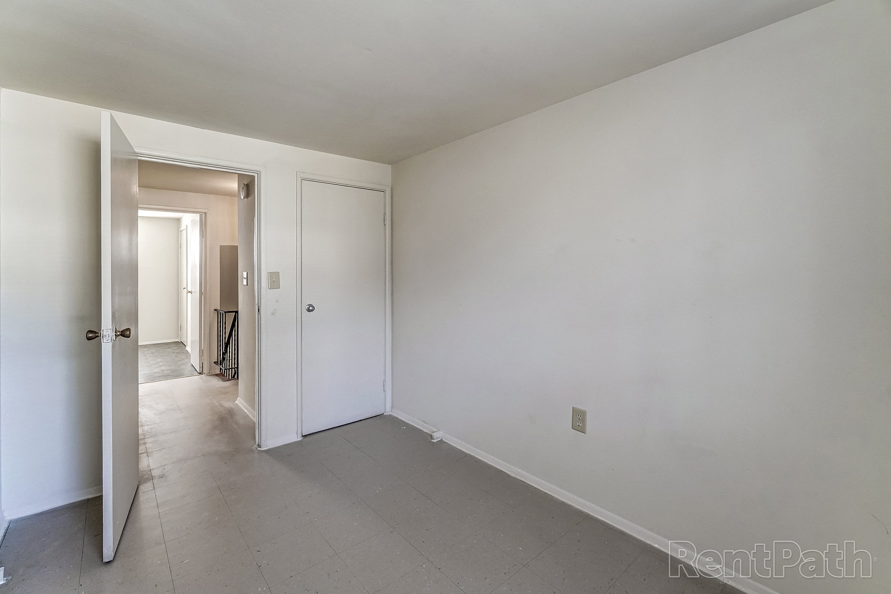 bedroom with single closet